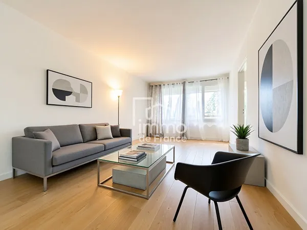 Appartement 4 pièces 93 m² Beau potentiel à proximité des transports et des commerces à Ferney Volta