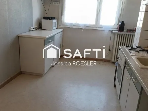 Appartement lumineux 2 pièces de 30 m² avec cave au sous sol, arrêt de bus et parc à proximité.