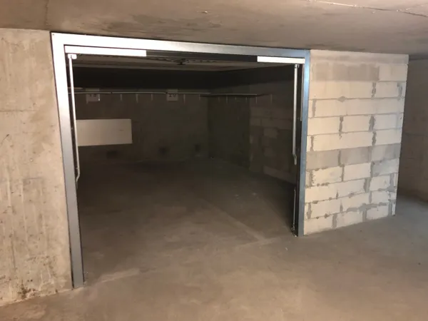 Vends Box Fermé - 22m2 - Paris Xe