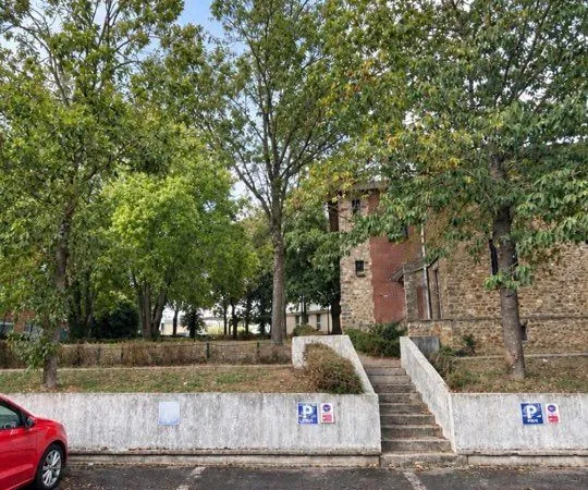 A LOUER - Place de parking en face de la gare Plaisir Grignon