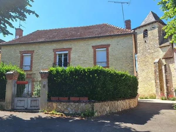 Belle maison de village en pierre avec cour, Garage et Terrain