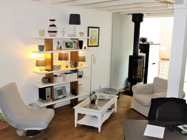 Grande maison meublée avec potentiel commercial