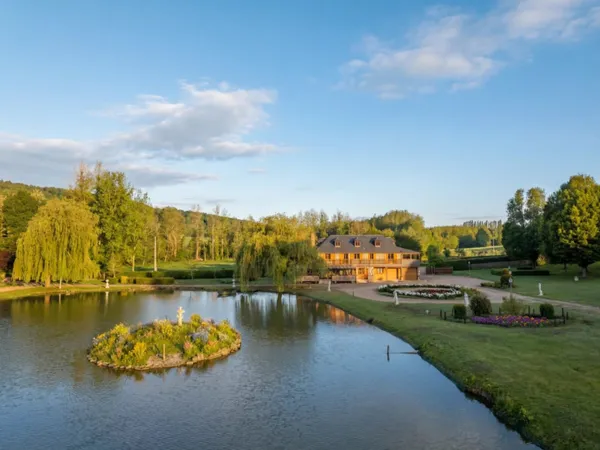Domaine de 4 hectares avec lac, moulin et maisons à colombages