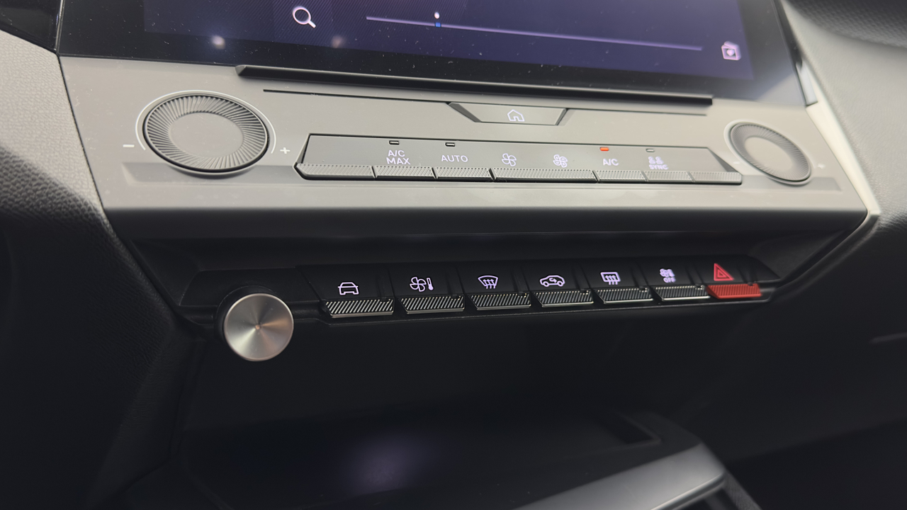 Peugeot 308 SW PHEV 180 e-EAT8 — photo 26