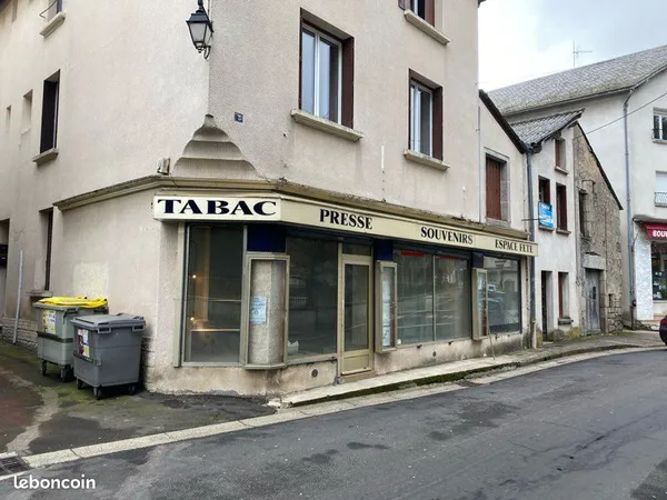 à louer - local commercial avec vitrine d'angle - saint-chély-d'apcher