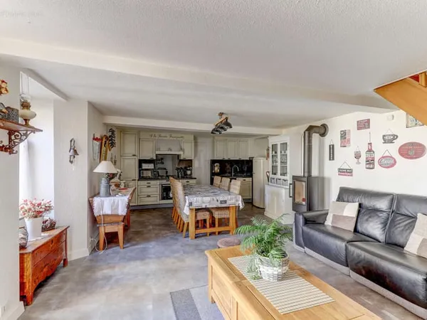 Maison de village avec dépendances et terrasse