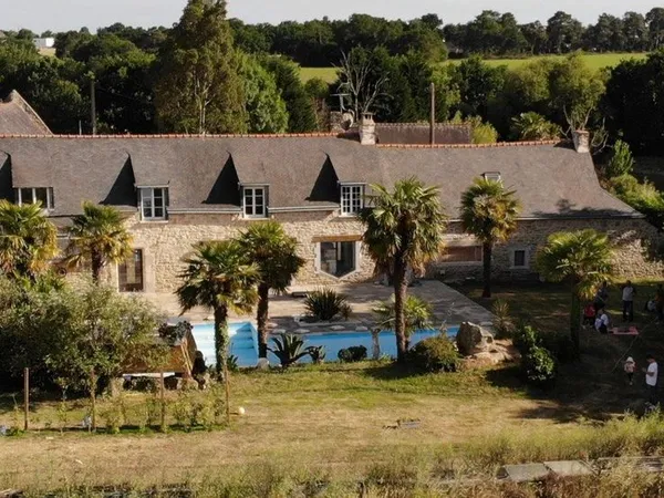 Propriété de caractère 10 ha - Longère rénovée 300 m², piscine et revenus locatifs