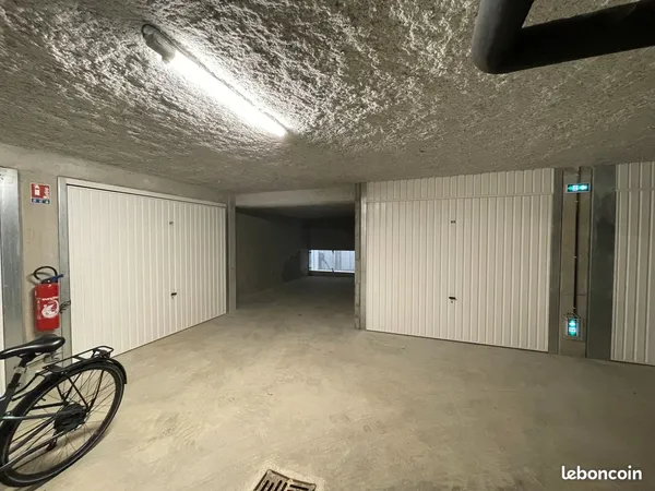 Parking 17m2 / possibilité de transformation en garage avec borne