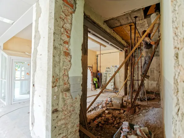 Travaux et réparations en location : qui paye quoi entre locataire et bailleur