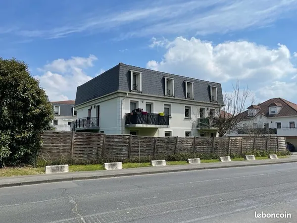 A vendre appartement moderne meublé avec box situé dans le quartier La Haie Bertrand très calme et r