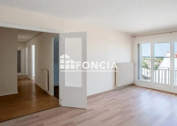 APPARTEMENT T3 AVEC BALCON ET CELLIER, AU DERNIER ÉTAGE DE LA RÉSIDENCE