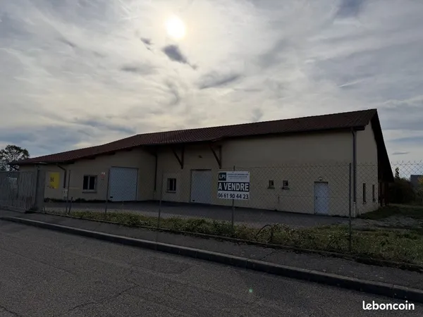 Local 723 m² Le Grand-Lemps