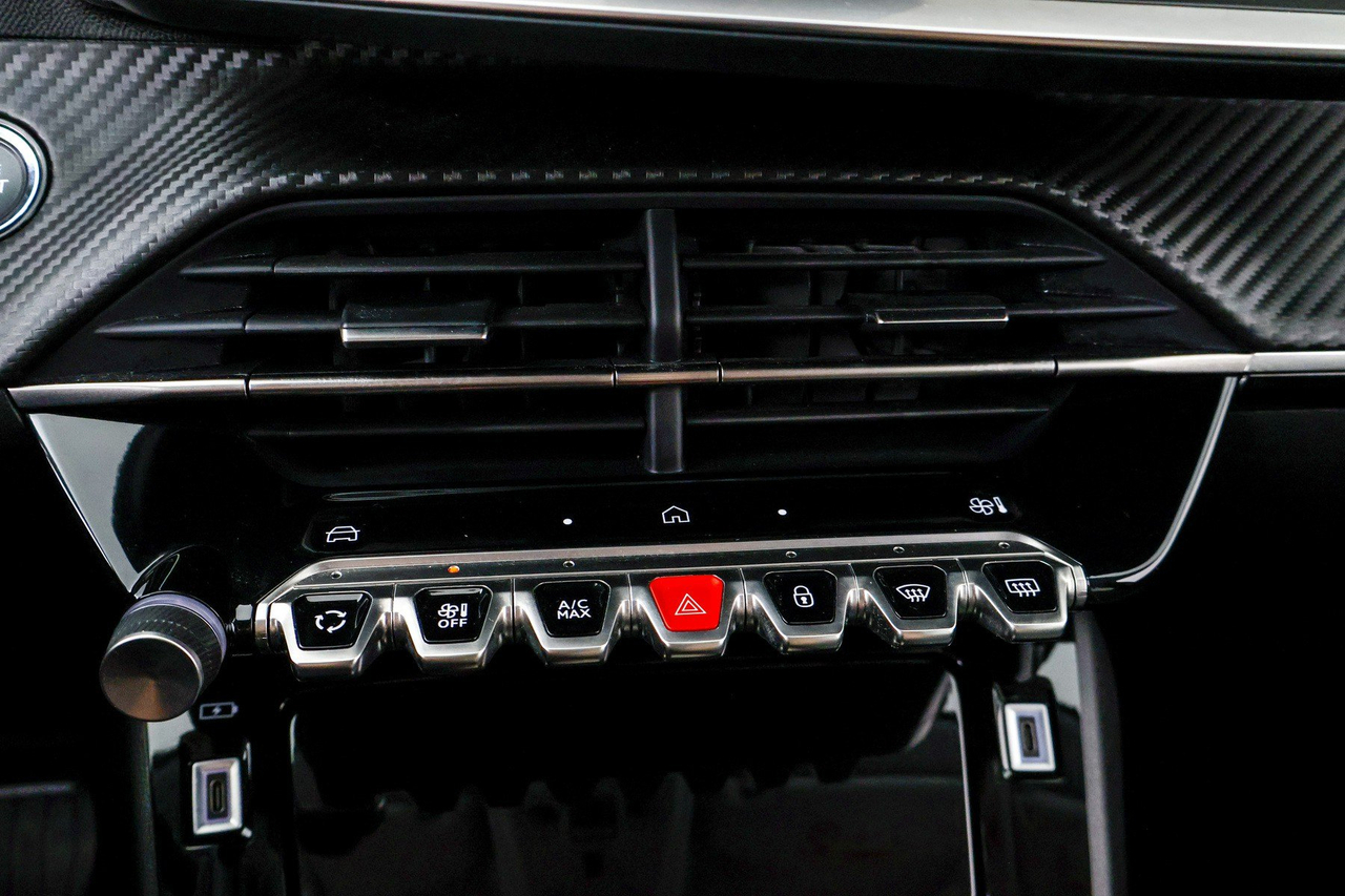 Peugeot 208 — photo 24