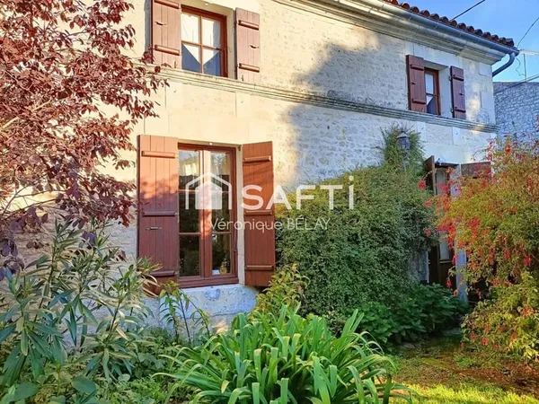 Magnifique maison en pierre sur la commune de Le Gua (Dercie)