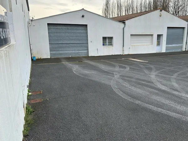 À louer Depot 150 m² avec Bureau sanitaire