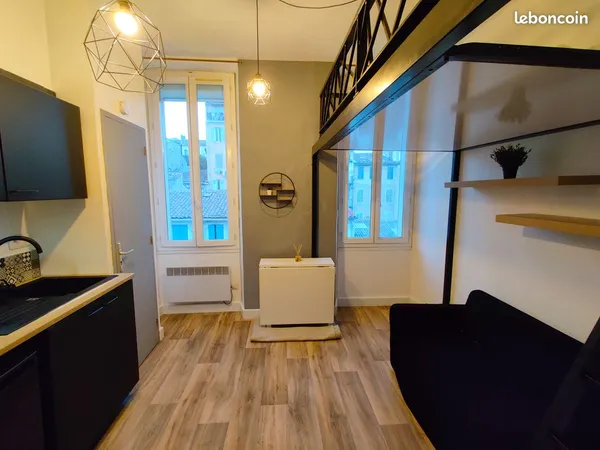 Studio - 1er étage donnant sur jolie cour aérée et vue dégagée - 20 m² avec sa mezzanine- Récemment 
