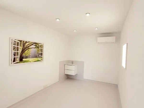 À LOUER - Bureau / salle de soins en excellent état, plein centre-ville, accès PMR et parking gratui