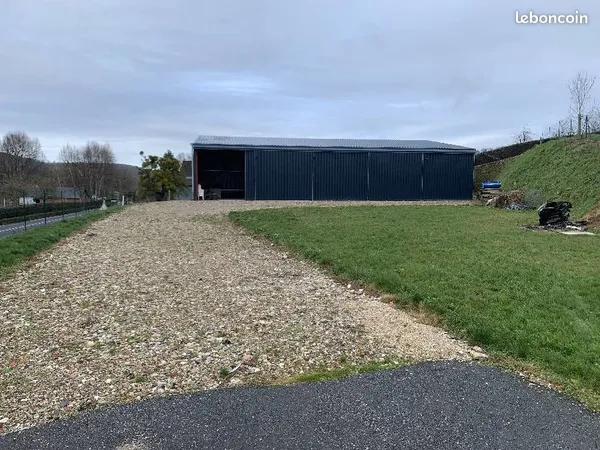 Bâtiment 250 m²