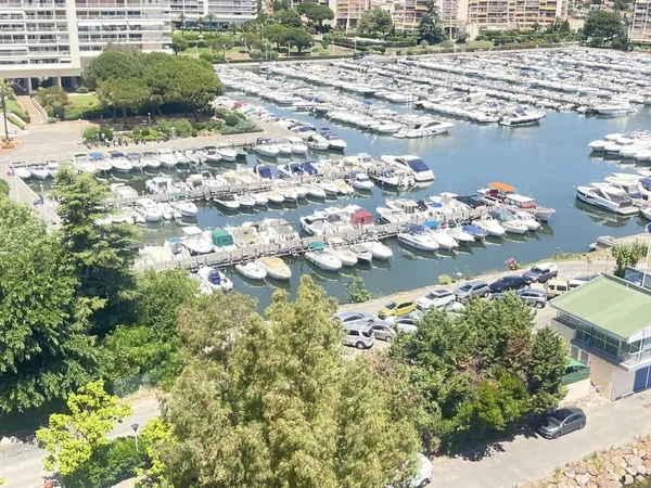 Appartement T2 vue mer, marina et montagnes