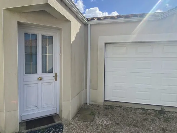 Vairé. Maison de 2 chambres avec garage, jardinet et parking.