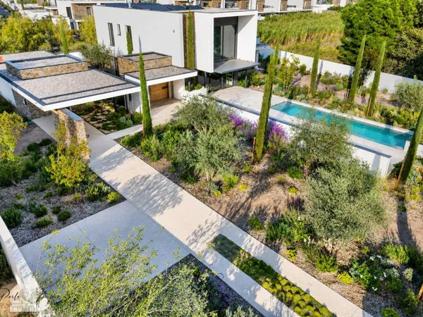 Vends villa - 220 m² - 6 pièces, 4 chambres - Perpignan 66000
