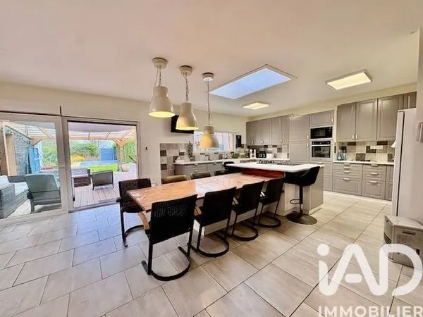 Maison 8 pièces 251 m²