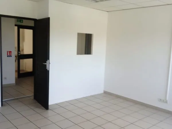 Bureau et espace de travail Location Pierrelatte 5p 140m² 1000€