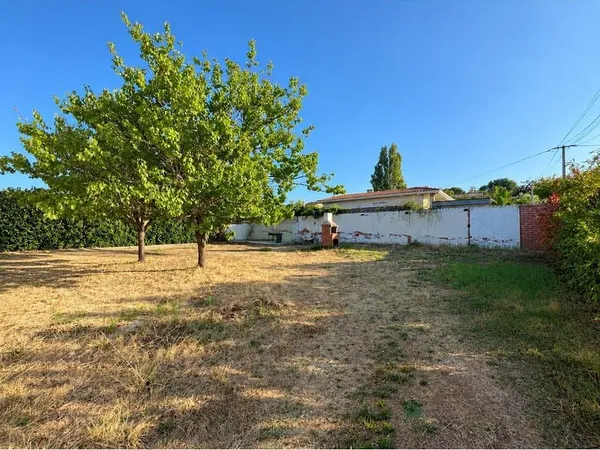 TERRAIN À BÂTIR 450 M² - CENTRE DE BRUGUIÈRES - EMPRISE 40 % - R+1