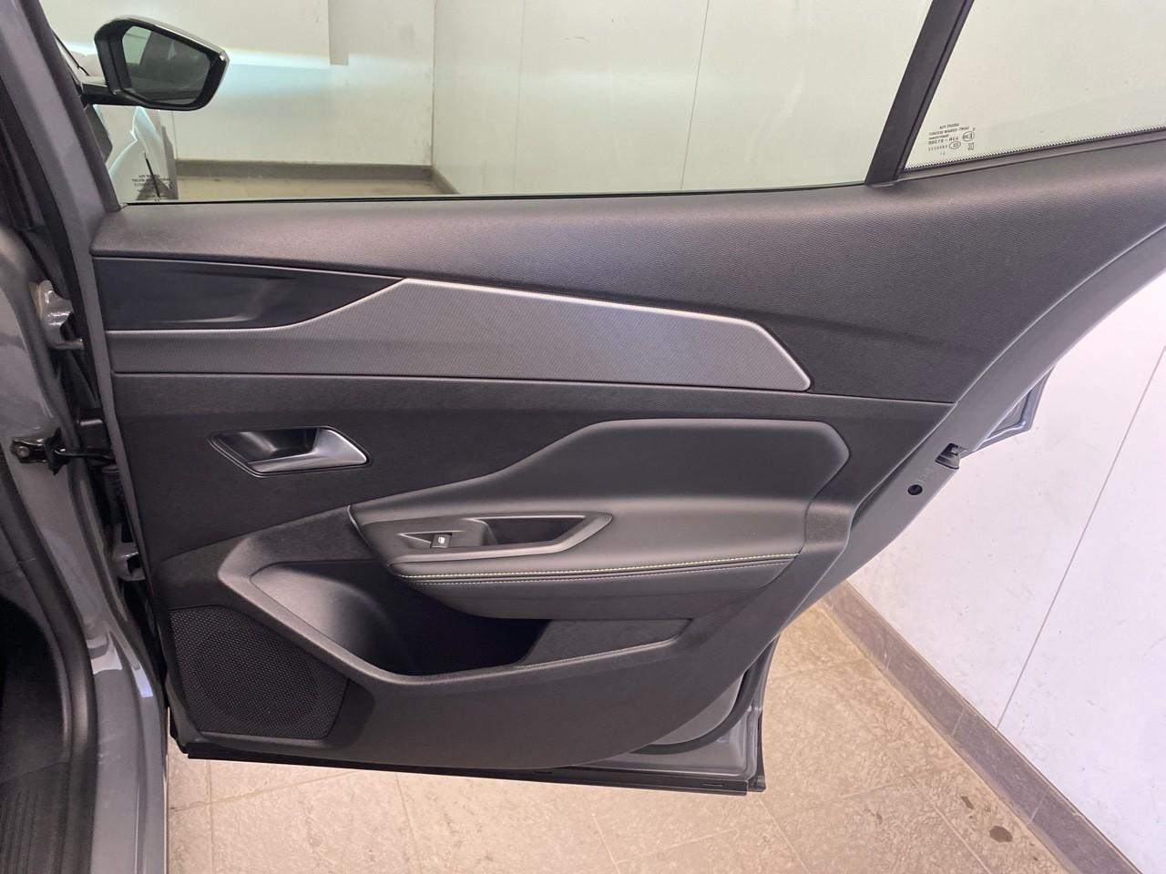 Peugeot 408 hybrid 136 e-dcs6 gt — photo 25