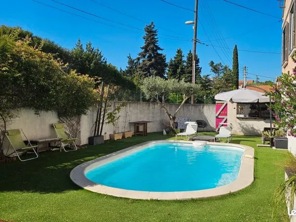 Belle piscine sans vis à vis à deux pas du métro TARIF FLEXIBLE