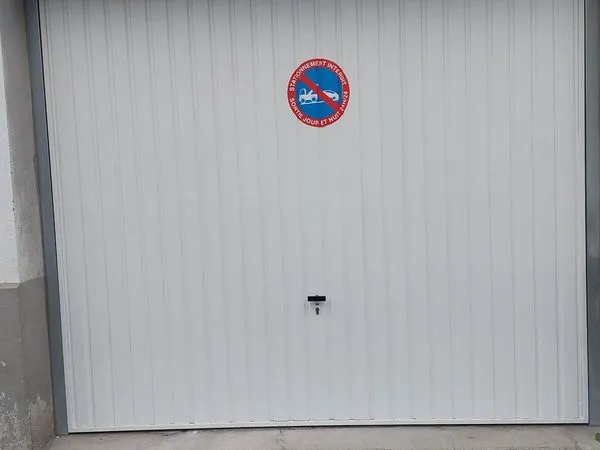 Proche parking SNCF garage individuel fermé, adapté pour la recharge de véhicule électrique