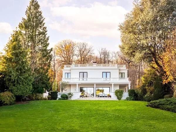 Propriété de 245 m² avec piscine et parc paysager de 2 600 m²
