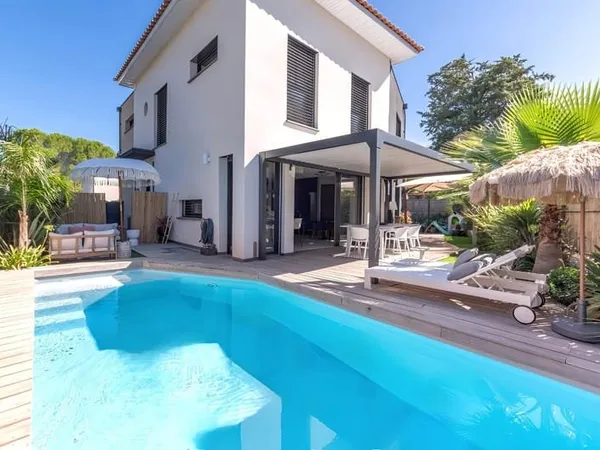 Maison contemporaine de 2022 aux prestations haut de gamme a