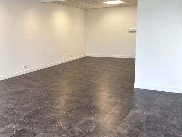 LOCAL COMMERCIAL 34 m² AVEC VITRINE - BELLE VISIBILITÉ - PONT-ROUSSEAU / REZÉ