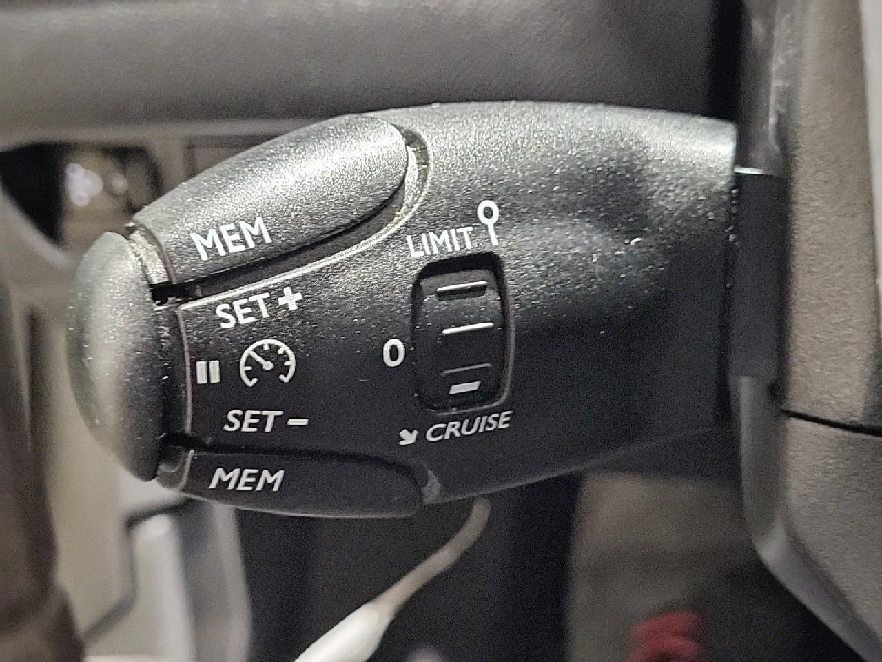 Peugeot 208 puretech 75 s&s bvm5 like — photo 22