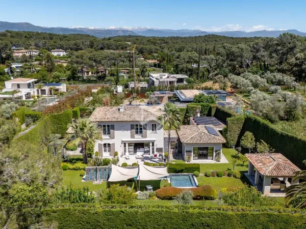 Mougins - Élégante villa provençale contemporaine dans un domain
