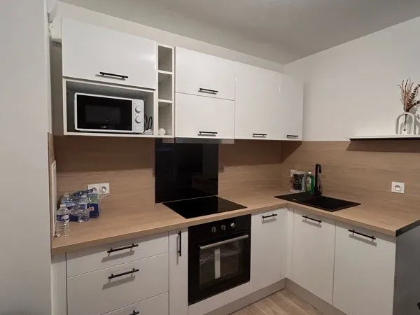 T3 meublé récent 57m² - 2 chambres + parking - 1 200 CC