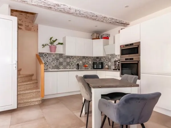 Vente maison de village à Marseillan avec vue dégagée sur une place