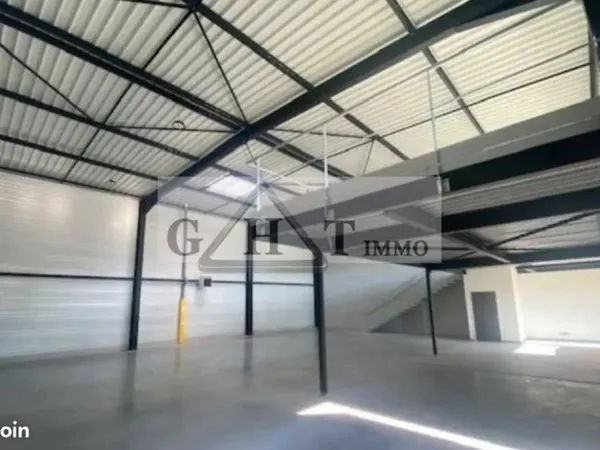 Local industriel 560 m²