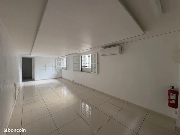 Local commercial 33 m² SAINT DENIS