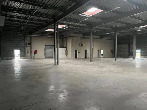 Local d'activité 830 m²