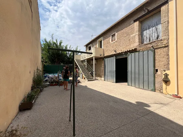 Appartement Meze 3 pièce(s) avec cour et garage
