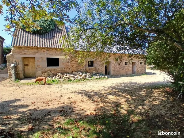 Ancienne maison en pierre avec dependance