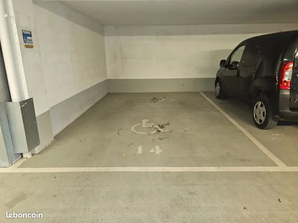 Parking PMR grande largeur 16 m2 - Montrouge rue Germain Dardan - 100 /mois