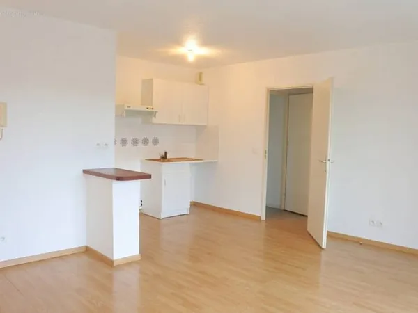 T2 lumineux avec balcon et parking