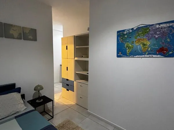 CHAMBRE MEUBLEE 12 m²avec SALLE DE BAIN / REFRIGERATEUR / MICRO-ONDES / TV/ PRIVATIFS - Colocation m