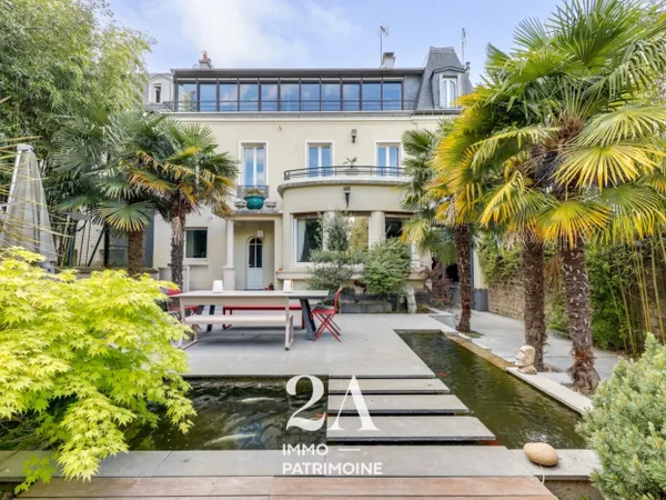 Maison familiale de 470 m2 - 6 chambres - Triangle d'or à Charen