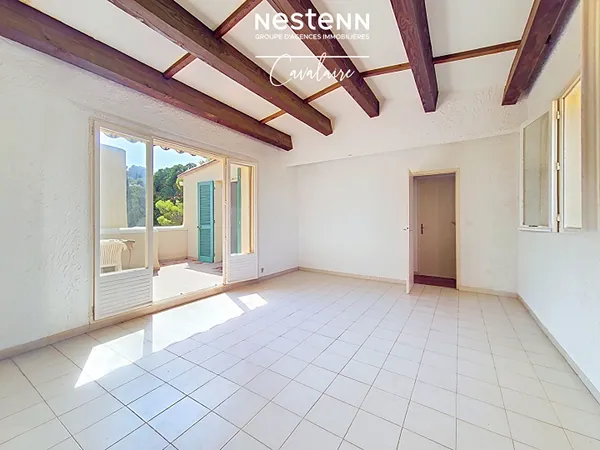 Plages, commerces et port accessibles à pied pour cet appartement 3 pièces au dernier étage