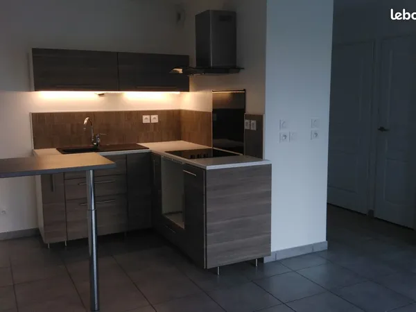 Appartement T2 44m2 avec garage 745+ charges 40 . Caution 745