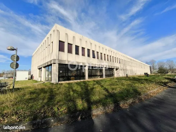 Bureau 9 800 m²